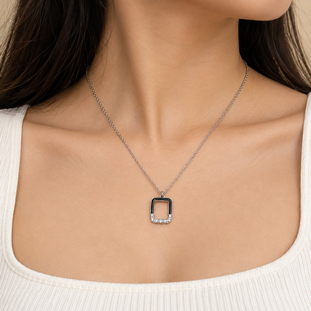 Woman wearing the silver rectangle pendant chain necklace at her collarbone